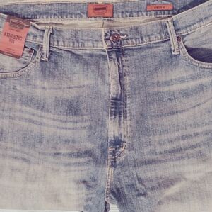 Athletic fit men's jeans